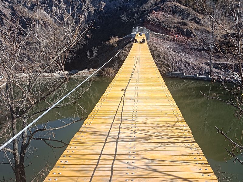 北京市门头沟区田庄村南山峡谷木板吊桥