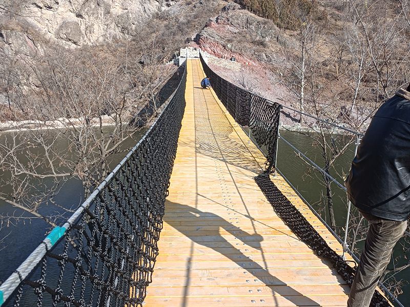 北京市门头沟区田庄村南山峡谷木板吊桥