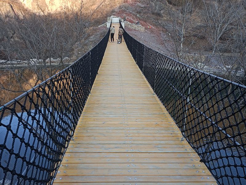 北京市门头沟区田庄村南山峡谷木板吊桥